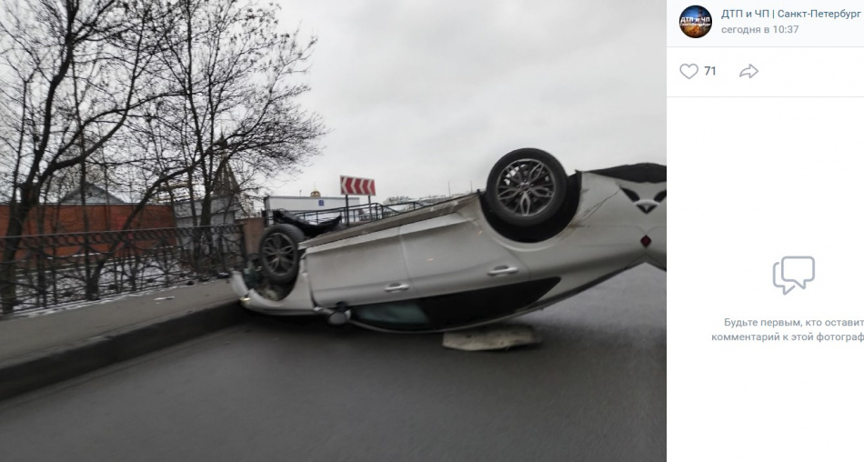 На Английской набережной в Петербурге перевернулась иномарка